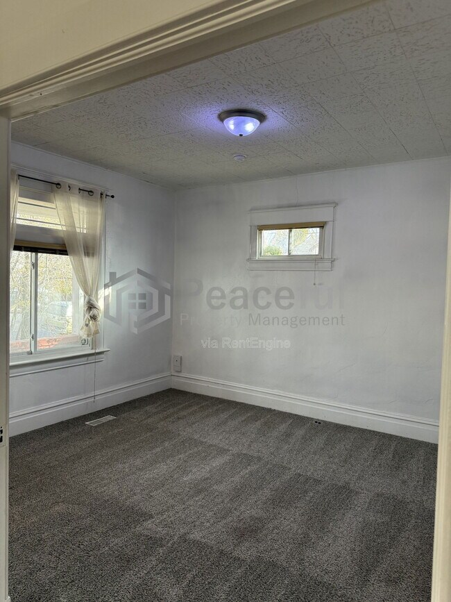 Building Photo - 128 E Truman Ave