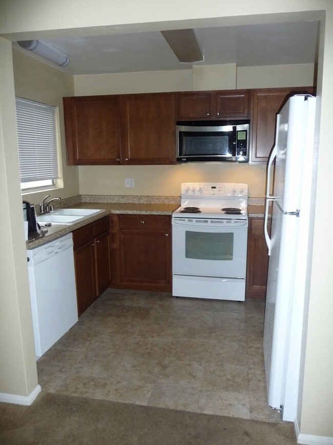 Primary Photo - Large 2 Bedroom, 2 Bath Condo - Walk to Mi...