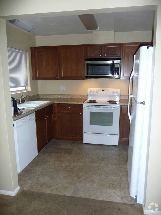 Building Photo - Large 2 Bedroom, 2 Bath Condo - Walk to Mi...