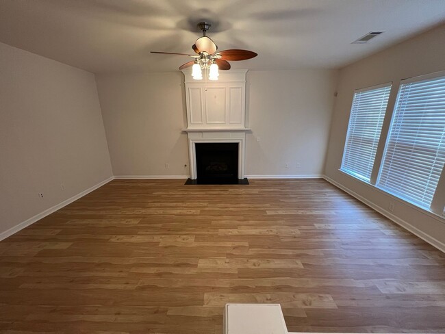 Building Photo - 4 bed, 2.5 bath w/ 2 car garage close to p...