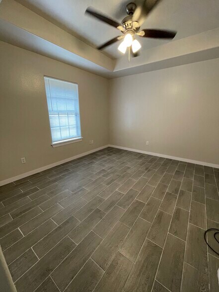 Building Photo - 1404 E Quail St