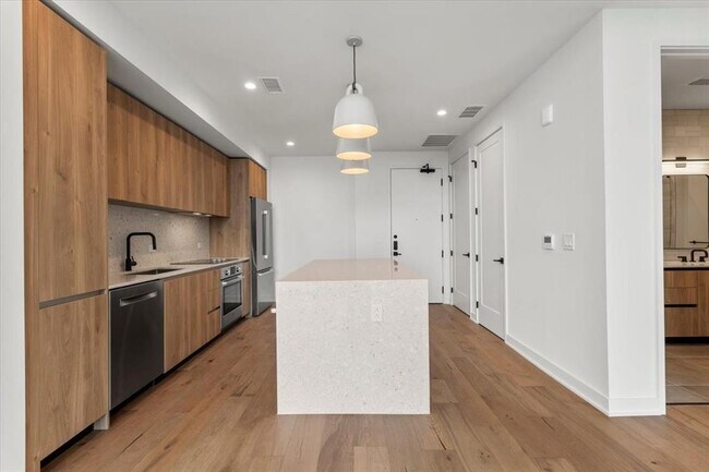 Building Photo - 84 East Ave