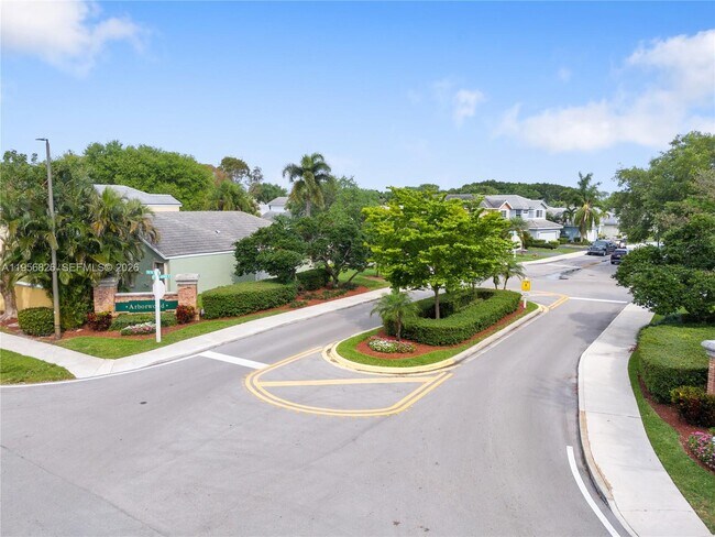 Building Photo - 2707 Pinewood Ct