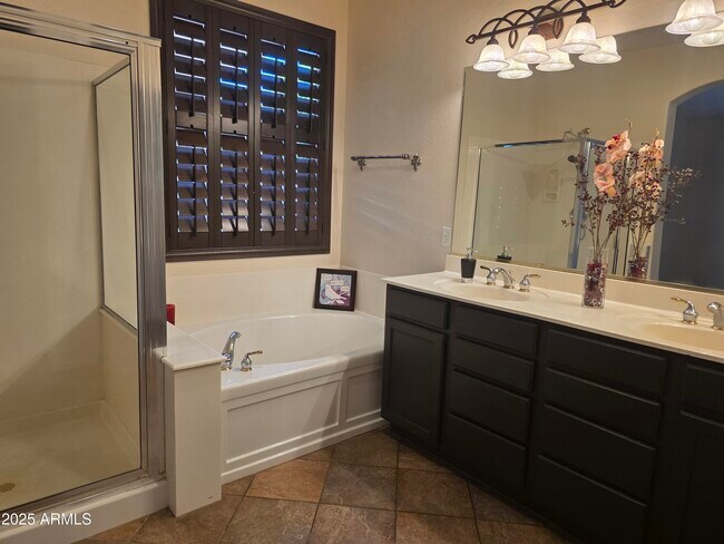 Building Photo - 1162 E Springfield Pl