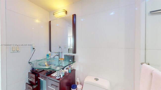 Building Photo - 3625 N Country Club Dr