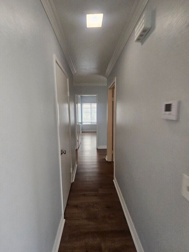 Building Photo - 4 bed 2 bath house
