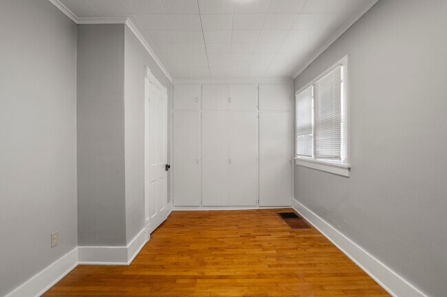 Building Photo - 617 W 8th Ave