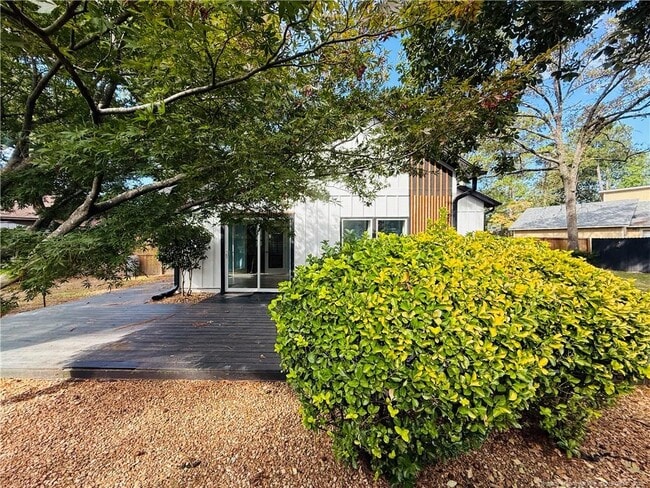 Building Photo - 300 Wedge Ct