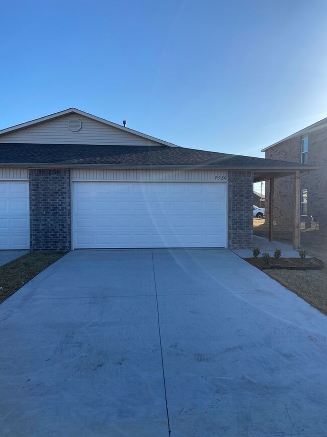 Building Photo - *Pre-leasing* Three Bedroom | Two Bath Dup...