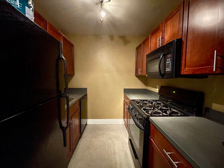 Building Photo - 600 E 8th St