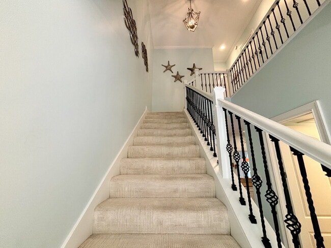 Building Photo - 3 Bedroom Townhouse W/ Sunset Water Views!