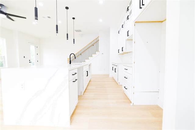 Building Photo - 306 E 7th St