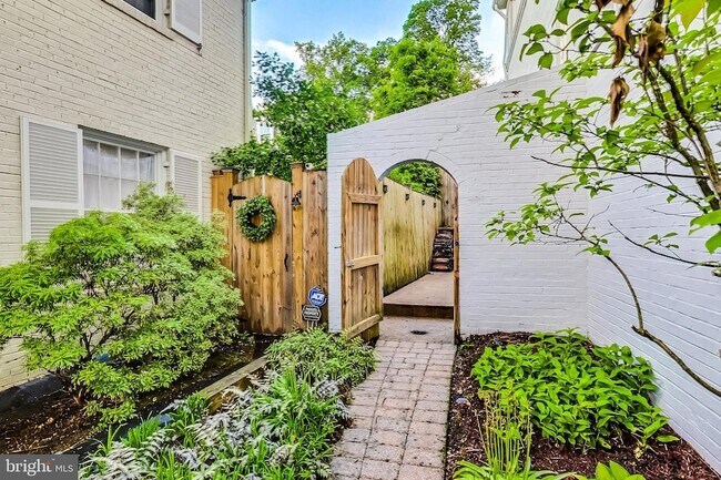 Building Photo - 4831 Calvert St NW
