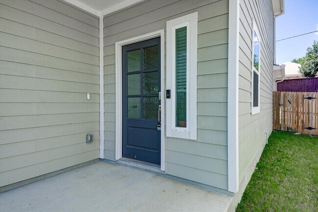 Building Photo - 15610 Ellinger Dr