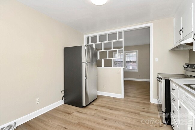 Building Photo - 3728 Dresden Dr E