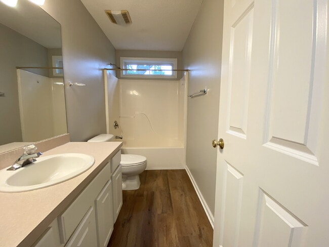 Building Photo - Home in Woodbridge With a Screened Porch and Private Backyard!