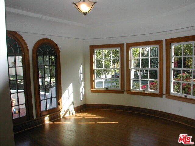 Building Photo - 857 S Sycamore Ave