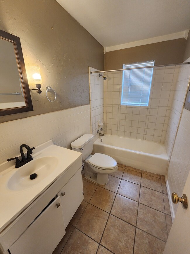 Building Photo - 3 bed 2 bath home, move in ready!
