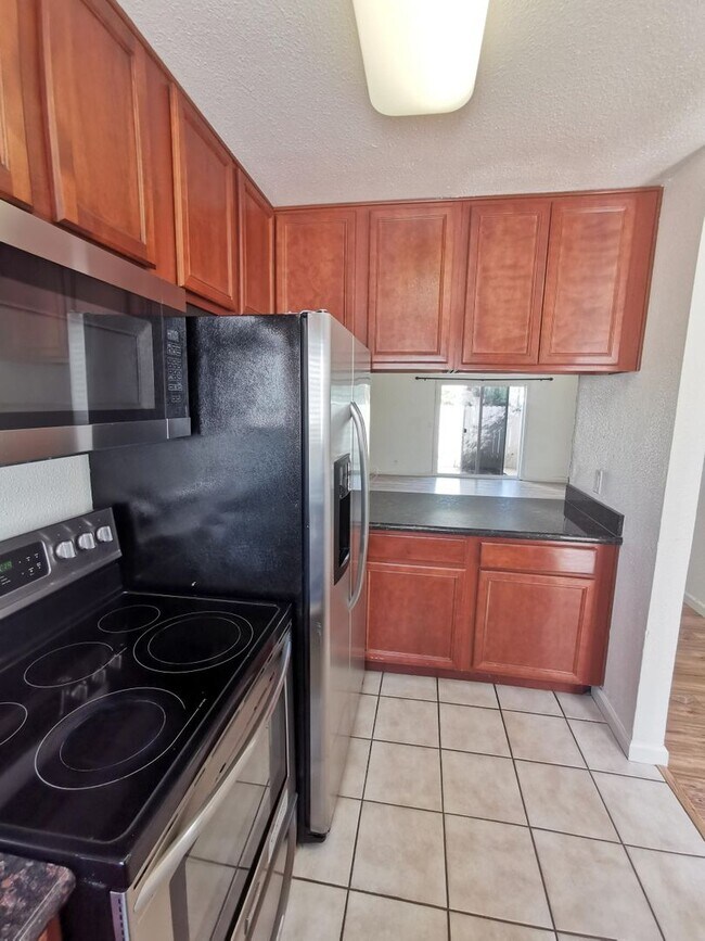 Building Photo - Beautiful 2 Bed / 1.5 Bath Two-Story Condo in Spring Valley