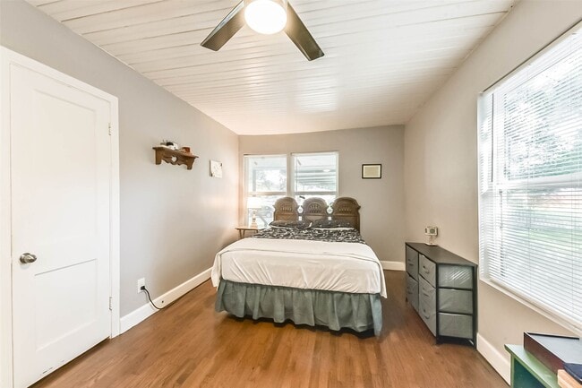 Building Photo - 1102 W Hart Ave