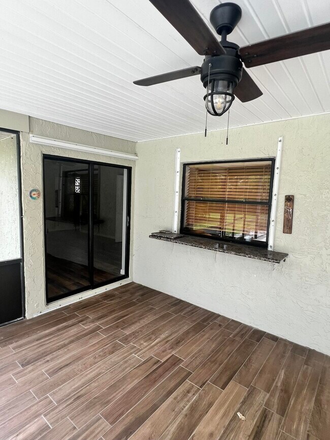Building Photo - 1240 SE Palm Beach Rd