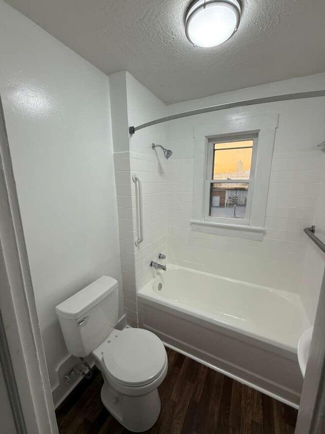 Building Photo - 932 E Market St