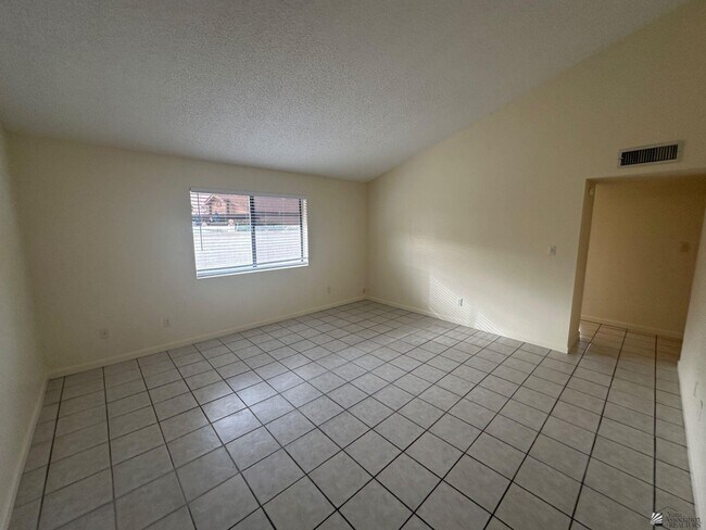 Building Photo - 784 W 37th St