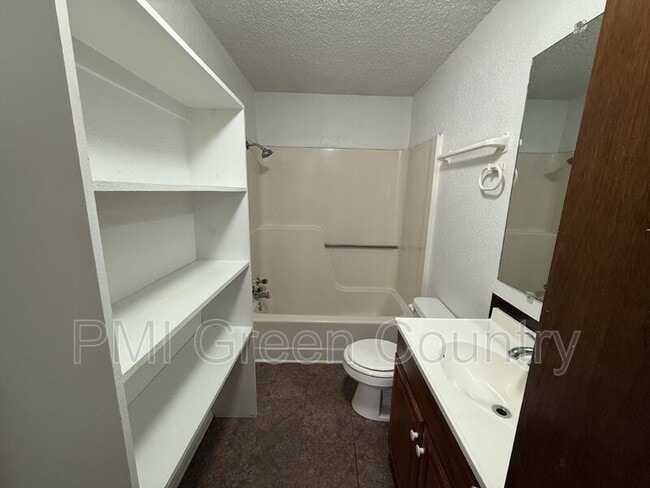 Building Photo - 404 E Redwood St