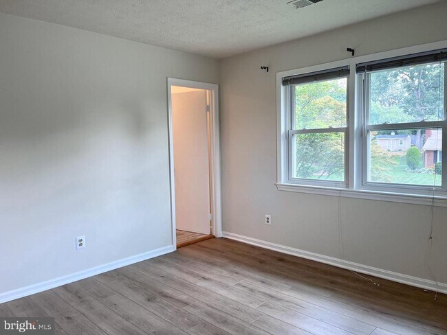 Building Photo - 5350 Ravensworth Rd