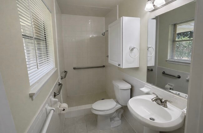 Building Photo - 205 E Crestmont Dr