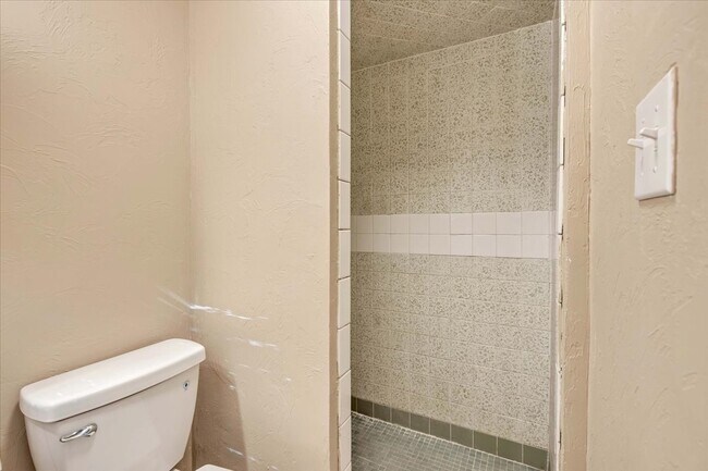 Building Photo - 1611 Briarcliff Ct