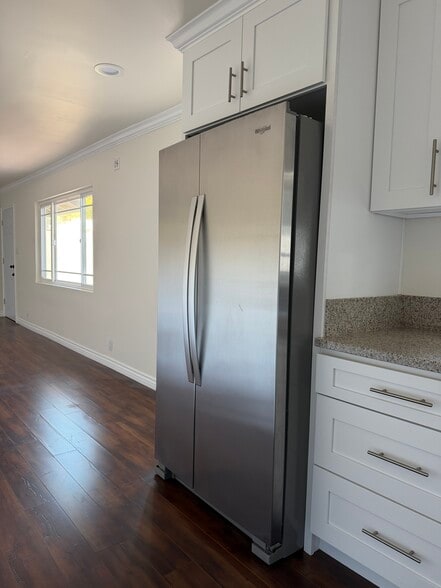 Building Photo - 641 Corwin Ave