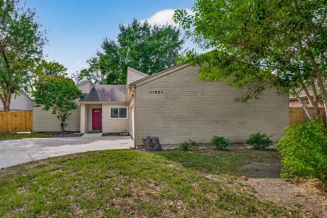 Building Photo - 11923 Briar Forest Dr