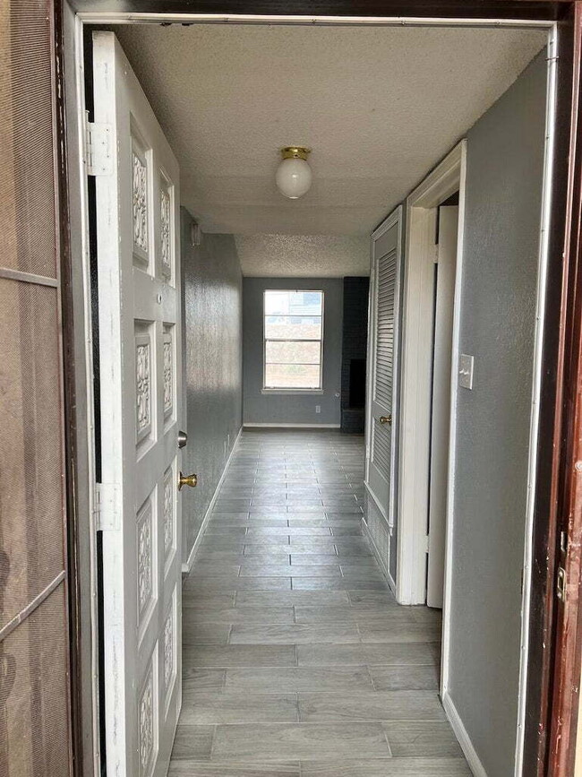 Building Photo - 1504B Monte Sanders Ln
