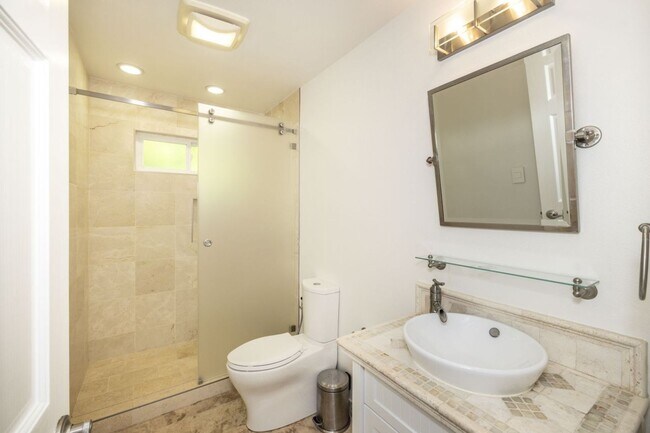 Building Photo - Beautifully Remodeled 4 Bed, 3 Bath Home w...