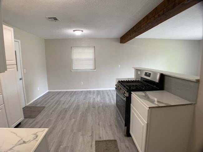 Building Photo - 3 Bedroom Southwest OKC