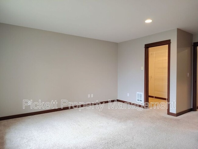 Building Photo - 10715 NE Rhody Wy