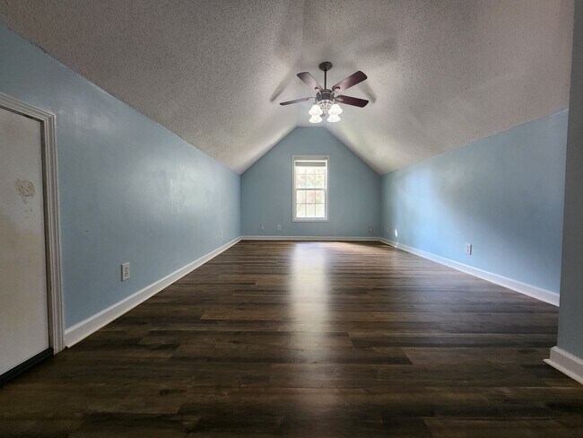 Building Photo - Move in Special--Half off 1st months rent!