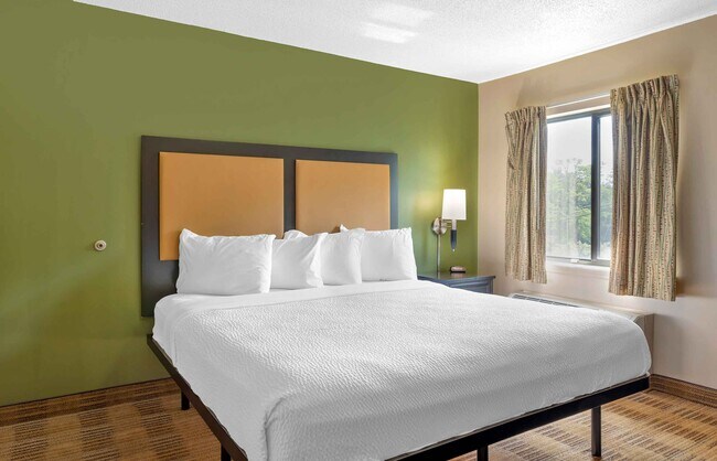 Building Photo - Furnished Studio-Cincinnati - Blue Ash - Reagan Highway