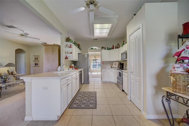 Building Photo - 2234 Fenton Ave