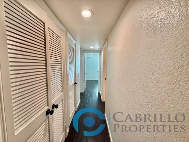 Building Photo - 2828 Famosa Blvd