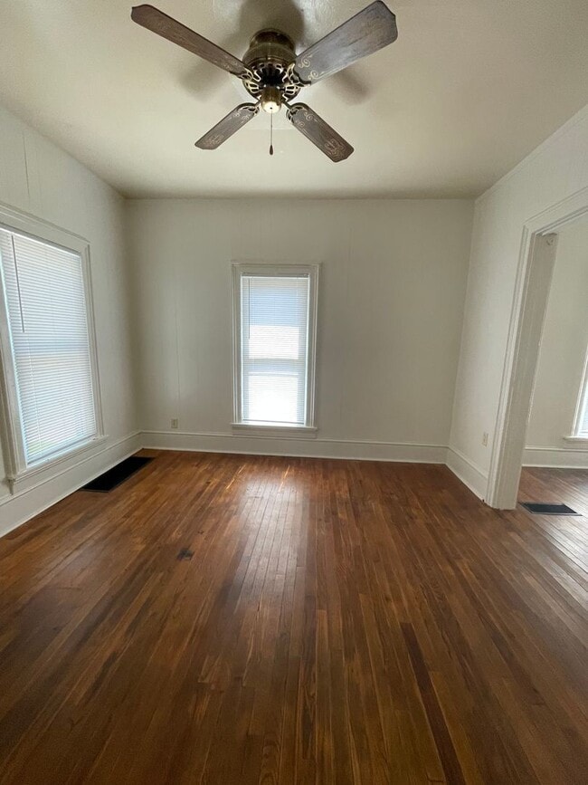 Building Photo - 1-BR Home in Elkhart Across from Weston Park