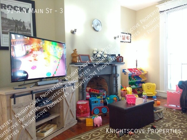 Building Photo - Beautiful, large historic home with origin...