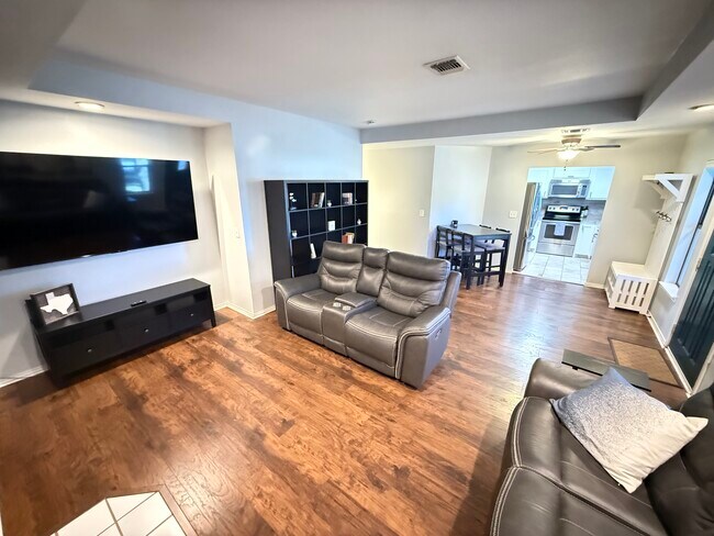 Living - 1226 Amanda Dr