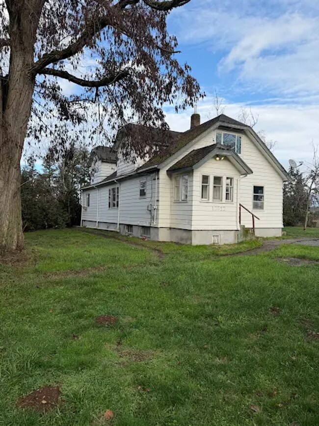 Building Photo - Spacious, clean, updated home ready now! $200 Off First Month´s Full Rent