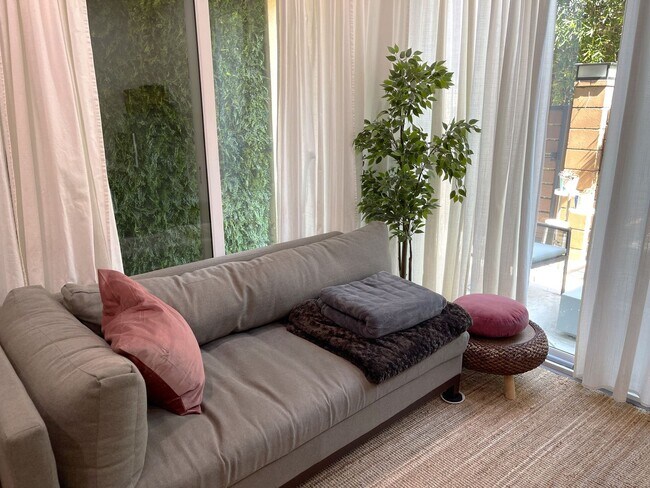 Building Photo - 14107 W Monroe Pl