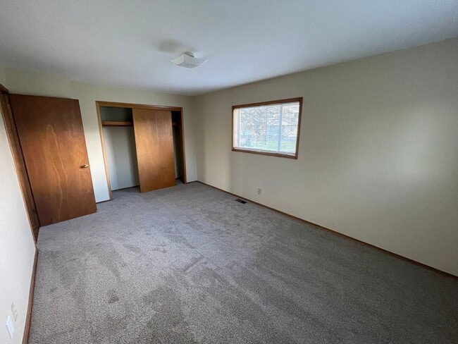 Building Photo - ***PENDING APPLICATION***Adorable Single Story 2 Bedroom Home Right on the Water!