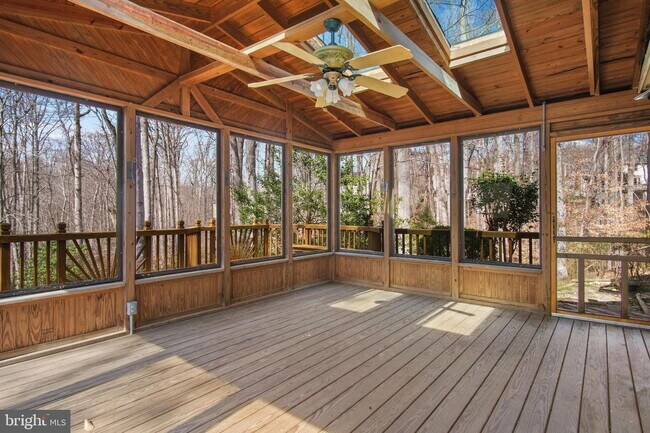 Building Photo - Serene Lake Ridge Retreat: Spacious Living and Natural Beauty
