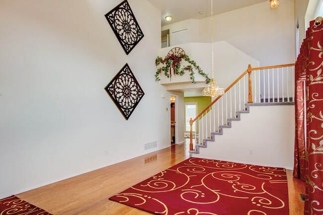 Building Photo - Impeccable 5 Bedroom Home with Mountain Views