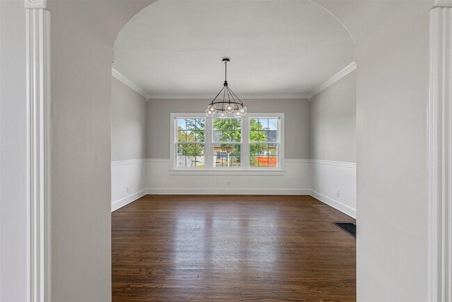 Building Photo - 943 Nutwood St